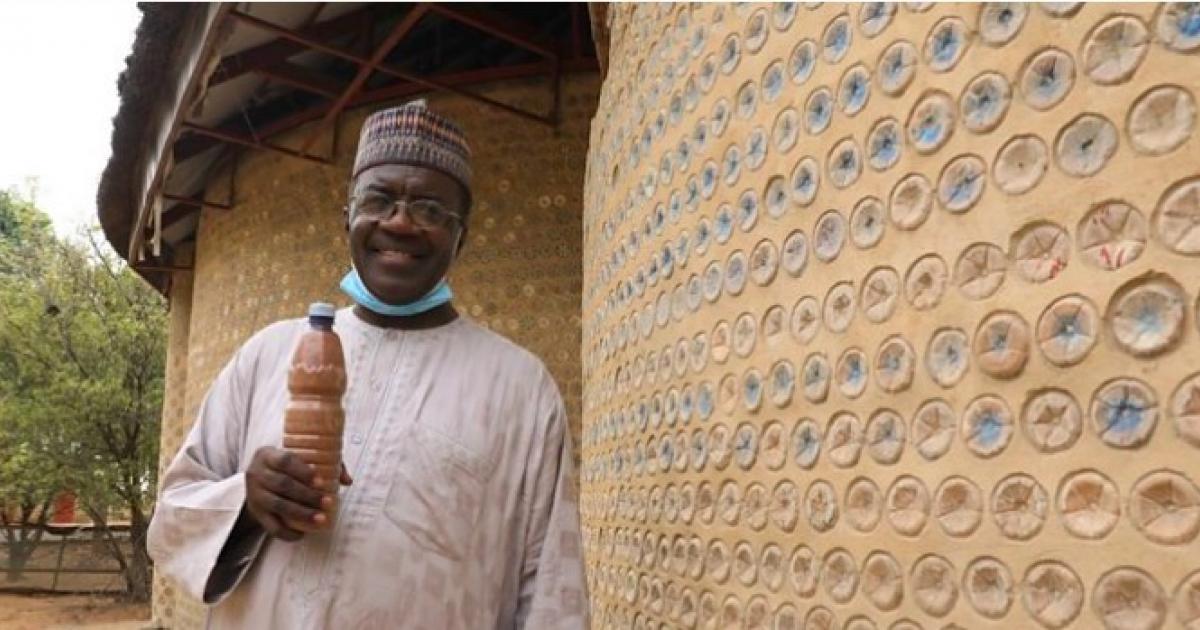 Un Homme Construit Une Maison Avec Pr S De Bouteilles De