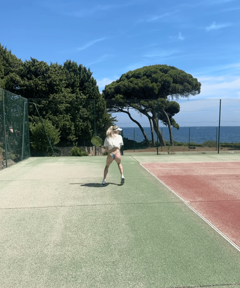 La tenue d'Eugenie Bouchard en laisse peu à l'imagination lors de son entraînement