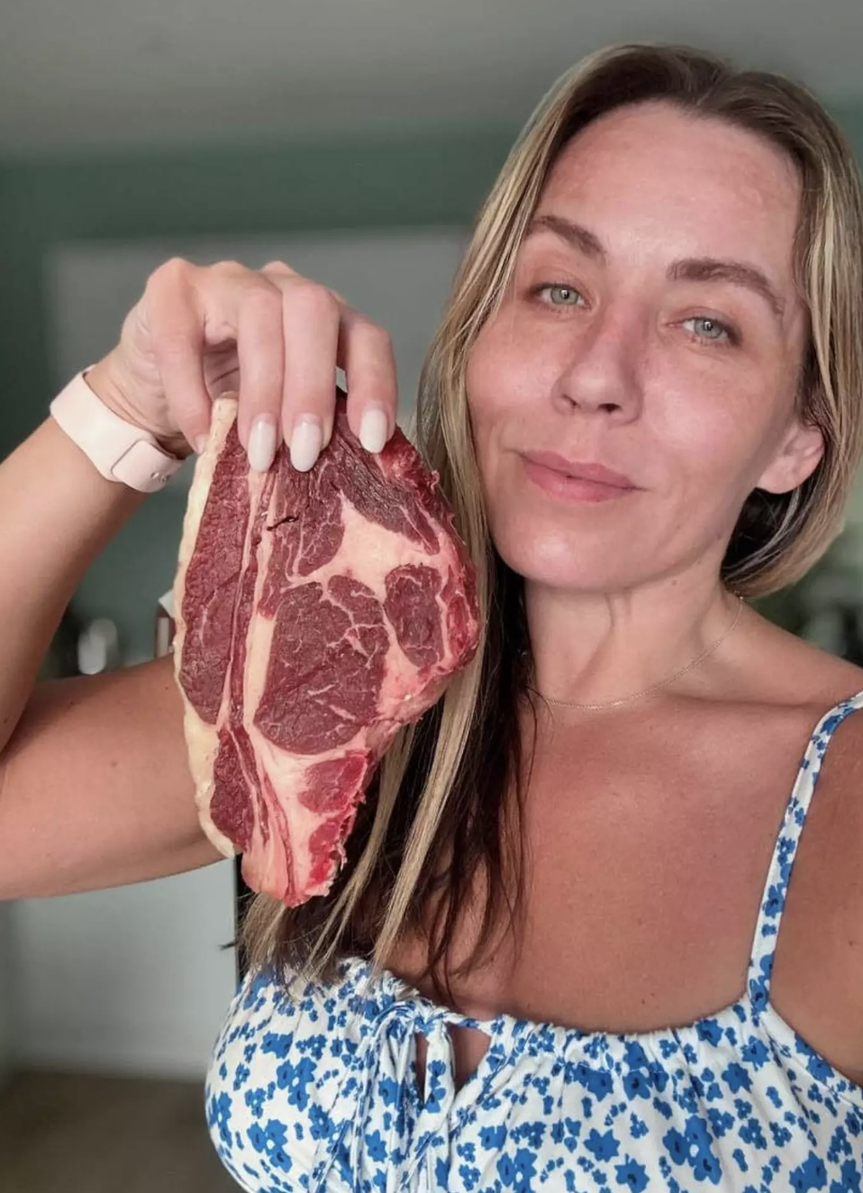 Une femme qui était strictement végétarienne décide maintenant de manger uniquement de la viande