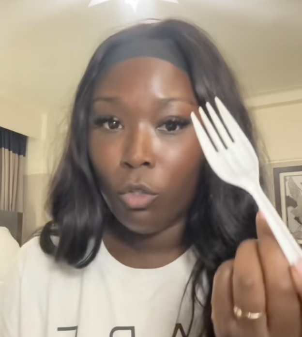 Une Québécoise furieuse contre un hôtel qui lui a facturé une fourchette en plastique
