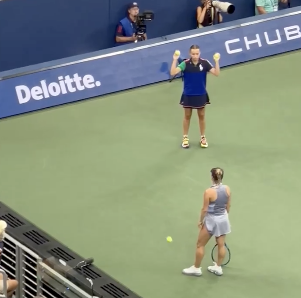 La joueuse de tennis Yulia Putintseva manque complètement de respect à une ramasseuse de balles.