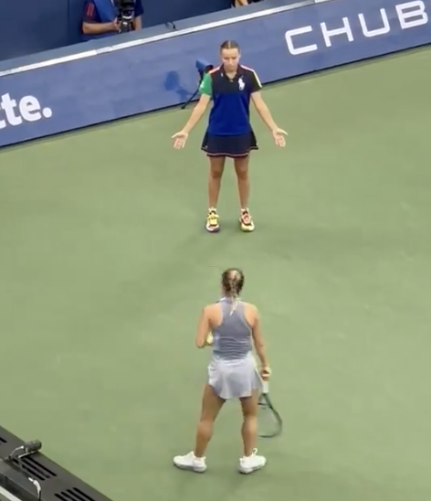 La joueuse de tennis Yulia Putintseva manque complètement de respect à une ramasseuse de balles.