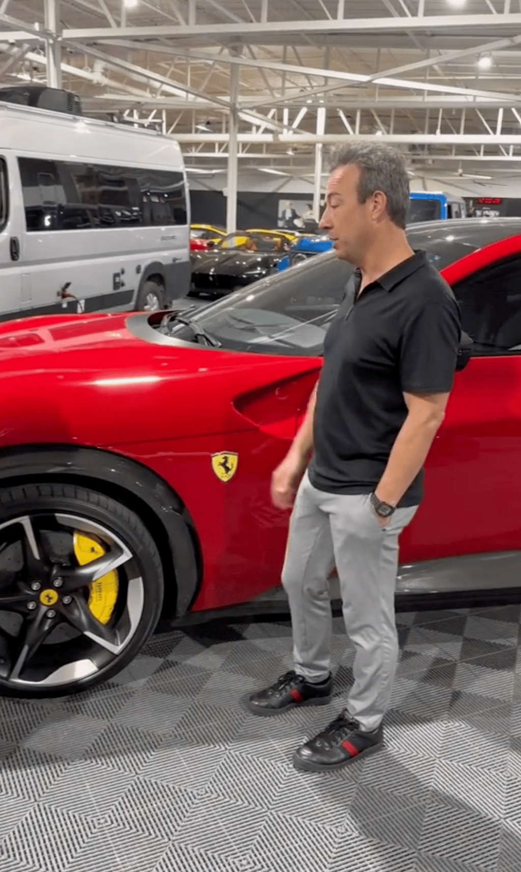 Luc Poirier présente la Ferrari qu'il a donnée en cadeau à son épouse Isabelle pour son anniversaire 