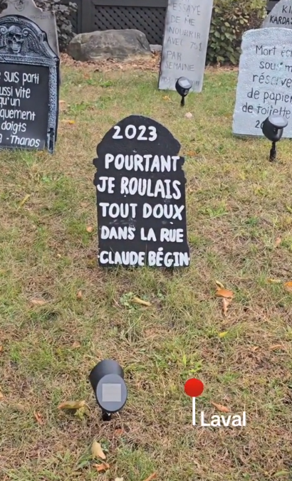 Une maison de Laval en met plein la vue avec ses décorations d'Halloween.