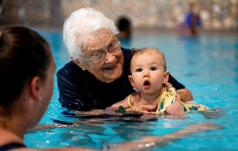 Malgré ses 102 ans, elle continuer d'enseigner la nage à des bébés