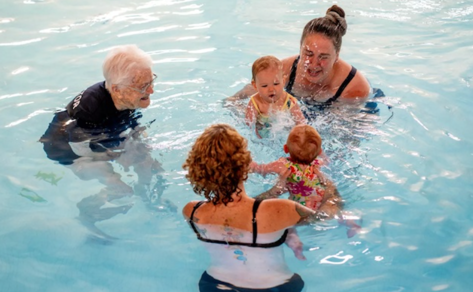 Malgré ses 102 ans, elle continuer d'enseigner la nage à des bébés