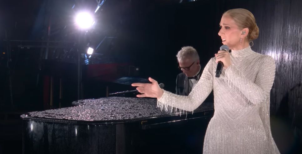 Un site accuse Céline Dion de ne pas avoir chanté en direct aux Jeux Olympiques.