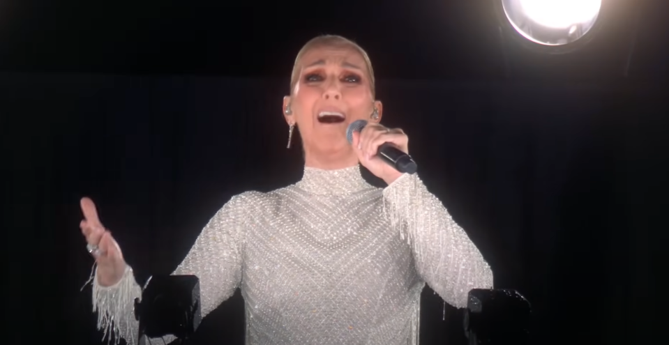 Un site accuse Céline Dion de ne pas avoir chanté en direct aux Jeux Olympiques.