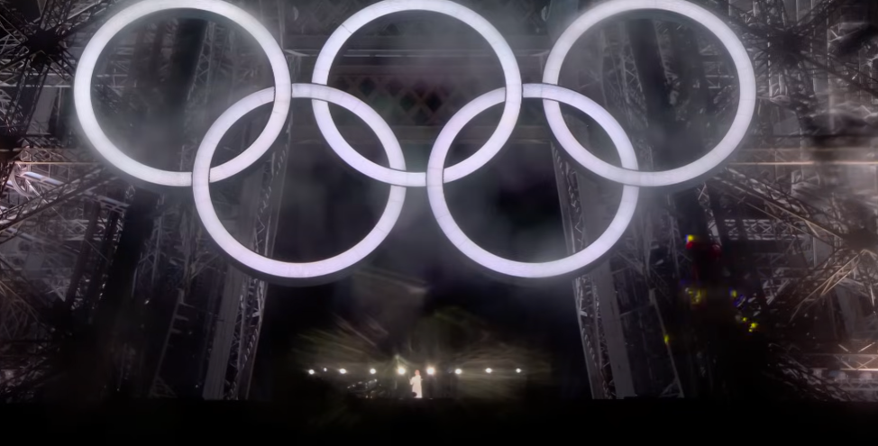 Un site accuse Céline Dion de ne pas avoir chanté en direct aux Jeux Olympiques.