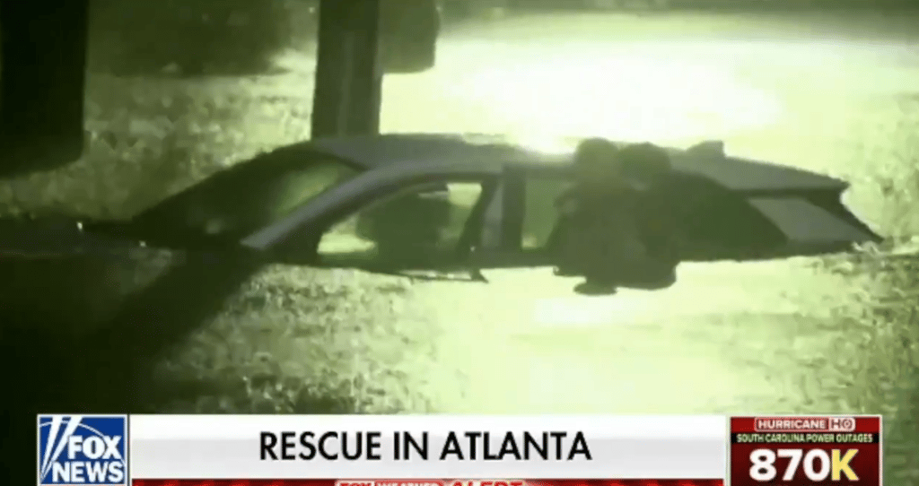 Un journaliste sauve la vie d'une femme victime d'un ouragan.