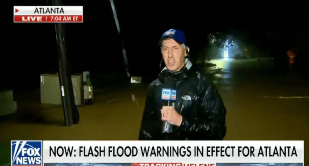 Un journaliste sauve la vie d'une femme victime d'un ouragan.