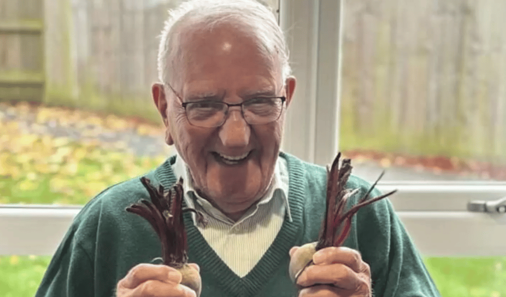 Un homme de 100 ans explique que le secret de sa longévité est de manger cet aliment.