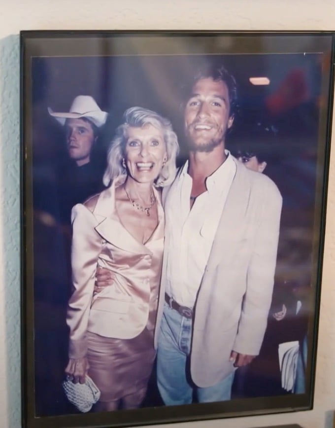 La mère de Matthew McConaughey a refusé de cacher l'immense membre de son mari mort en plein ébat.