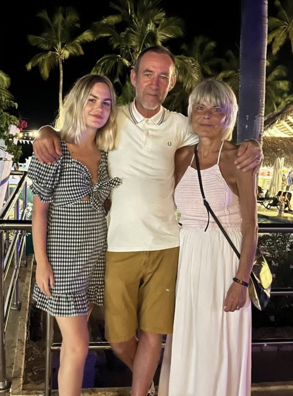 Une famille vit un véritable cauchemar suite à ses vacances dans un tout-inclus en République Dominicaine.