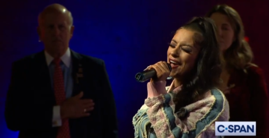 Une chanteuse détruit l'hymne national américain en direct à la télévision