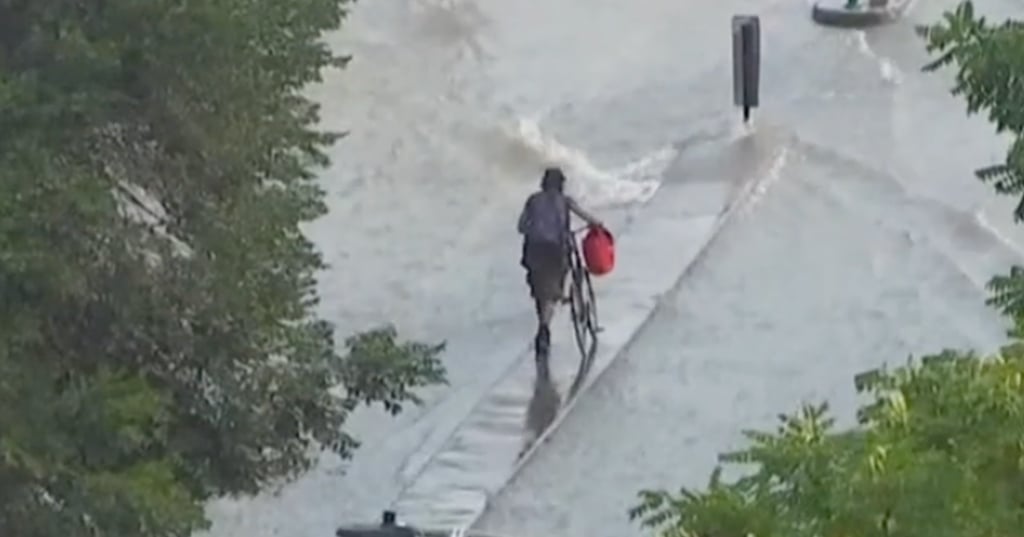 Un Montréalais essaye de traverser l'inondation majeure à vélo et il a vécu toute une aventure