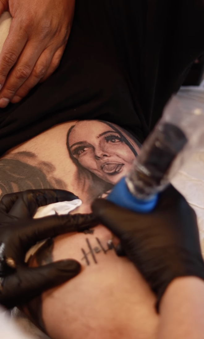 Quelqu’un se fait tatouer le visage d'Hélène Boudreau et les gens n'en reviennent pas