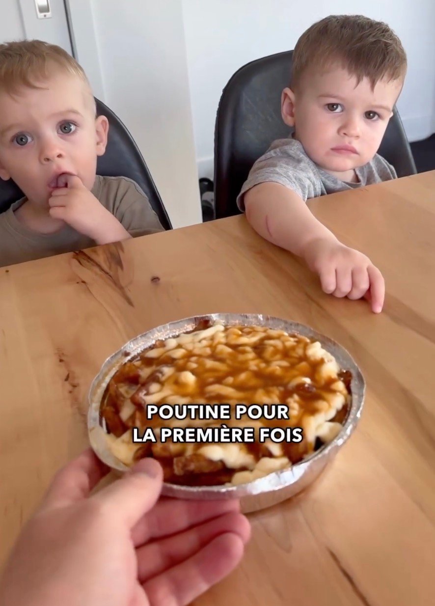 Un père filme ses enfants qui mangent une poutine pour la toute première fois et leur réaction est parfaite.