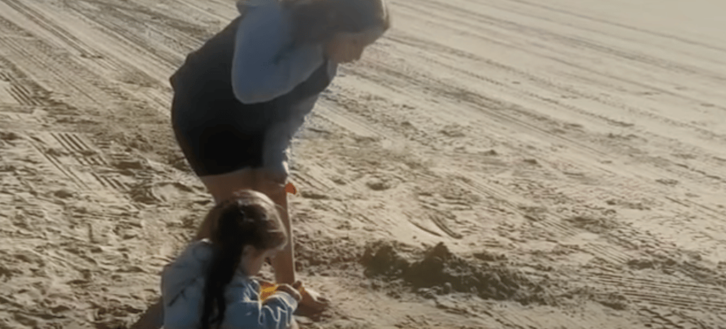 Une contravention de 89 000 $ pour une mère qui a ramassé des palourdes sur la plage.