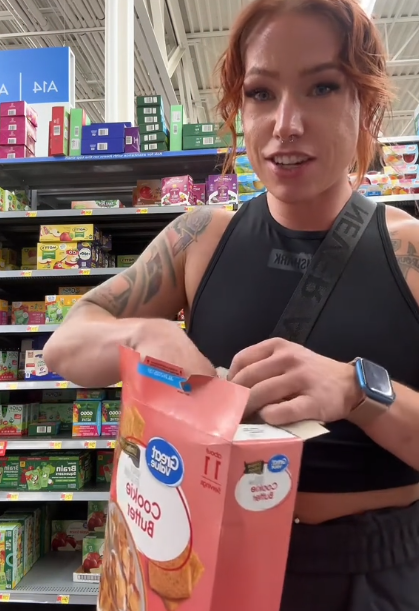 Une cliente de Walmart goûte aux produits avant de les acheter