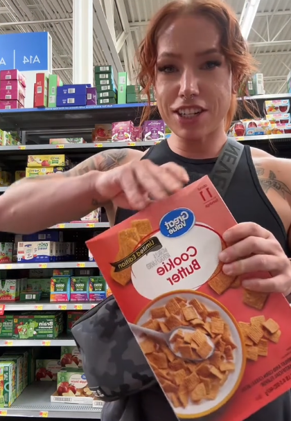 Une cliente de Walmart goûte aux produits avant de les acheter