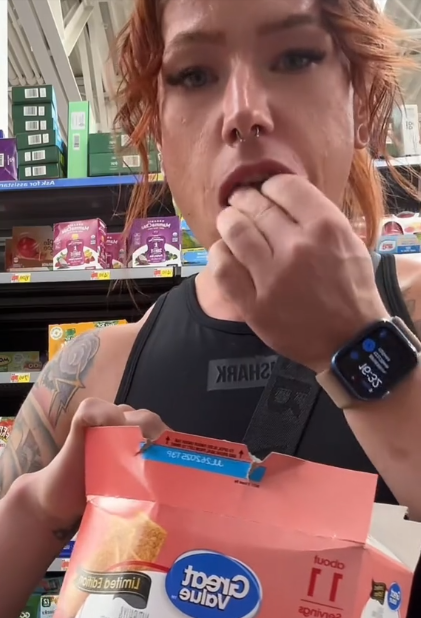 Une cliente de Walmart goûte aux produits avant de les acheter
