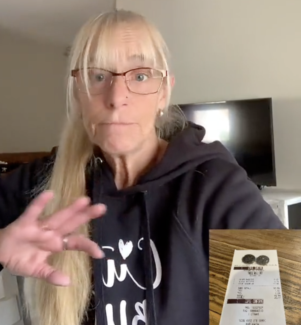 Une serveuse dit sa façon de penser aux clients qui ne laissent pas de pourboire dans une vidéo sans filtre