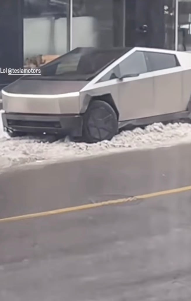 Un Cybertruck coincé dans la neige à Montréal devient la risée du web.