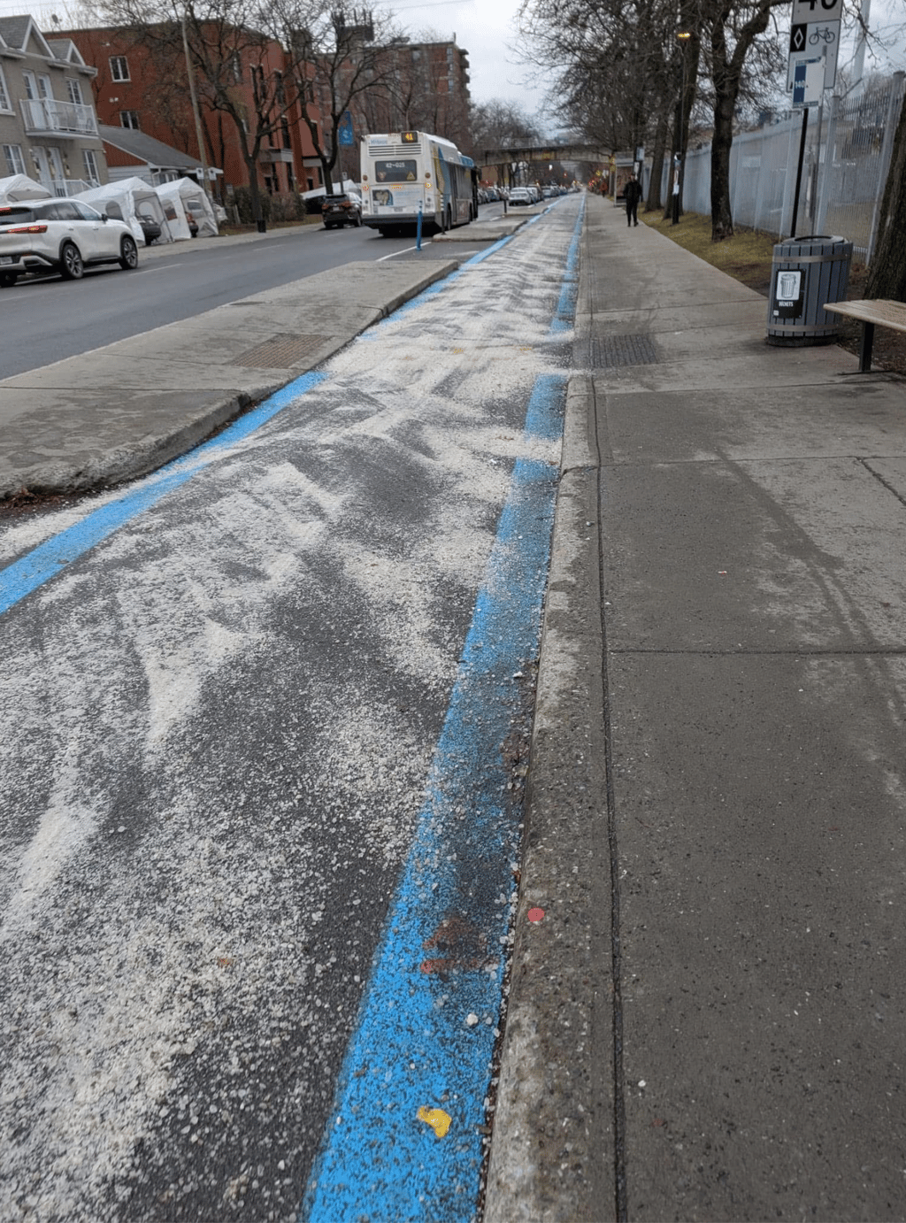 La ville de Montréal se fait ramasser en raison de l'état d'une piste cyclable. 