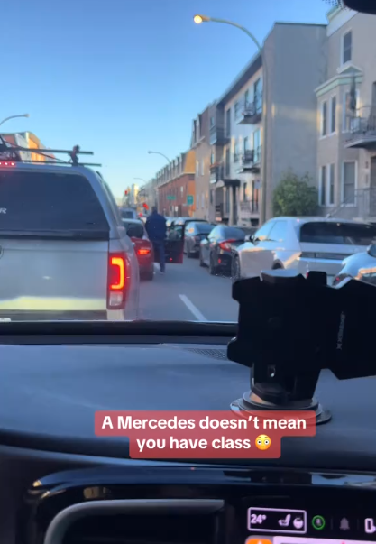 Un homme sort d'une voiture pour faire ses besoins en pleine rue à Montréal