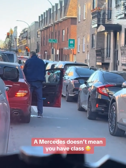 Un homme sort d'une voiture pour faire ses besoins en pleine rue à Montréal