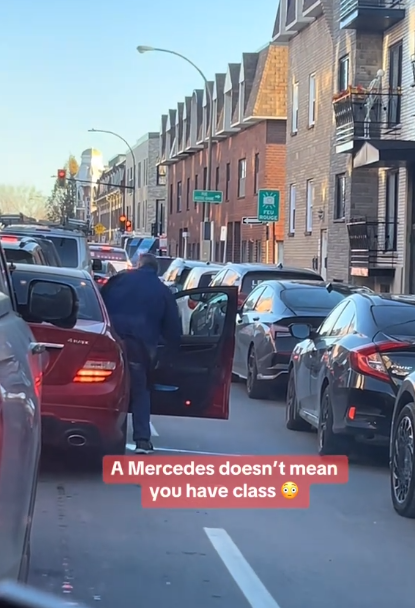 Un homme sort d'une voiture pour faire ses besoins en pleine rue à Montréal