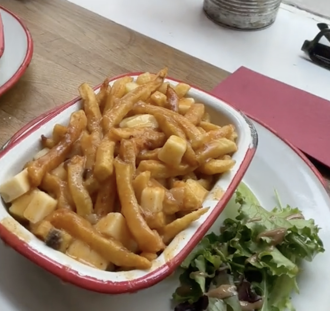 Le jeune humoriste Charles Brunet teste une poutine à Paris et il est vraiment déçu