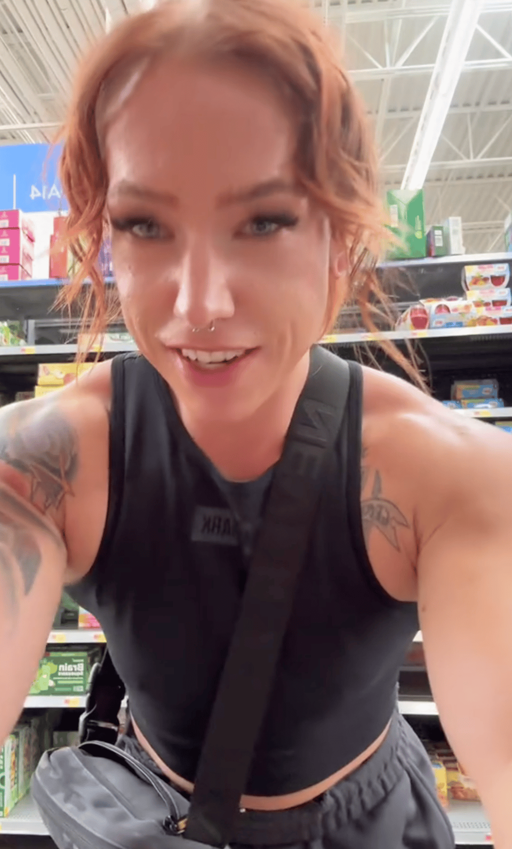 Une femme déballe des produits au Walmart pour les goûter avant de les acheter