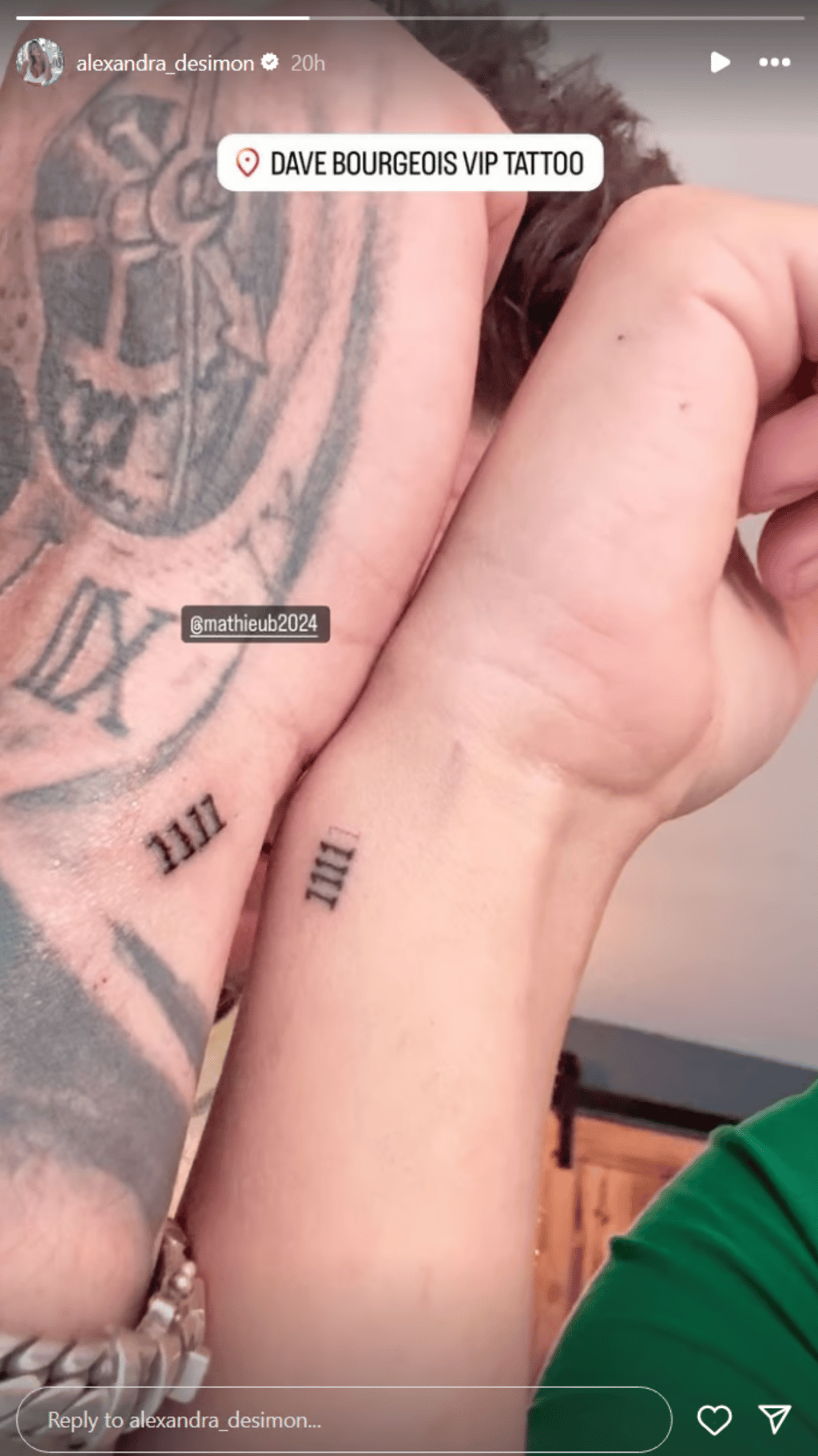 Mathieu Baron et sa conjointe Alexandra De Simon se font tatouer la même chose sur l'avant-bras. 