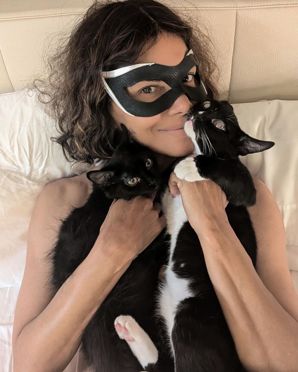 Halle Berry publie des photos sans le haut pour souligner les 20 ans du film Catwoman.