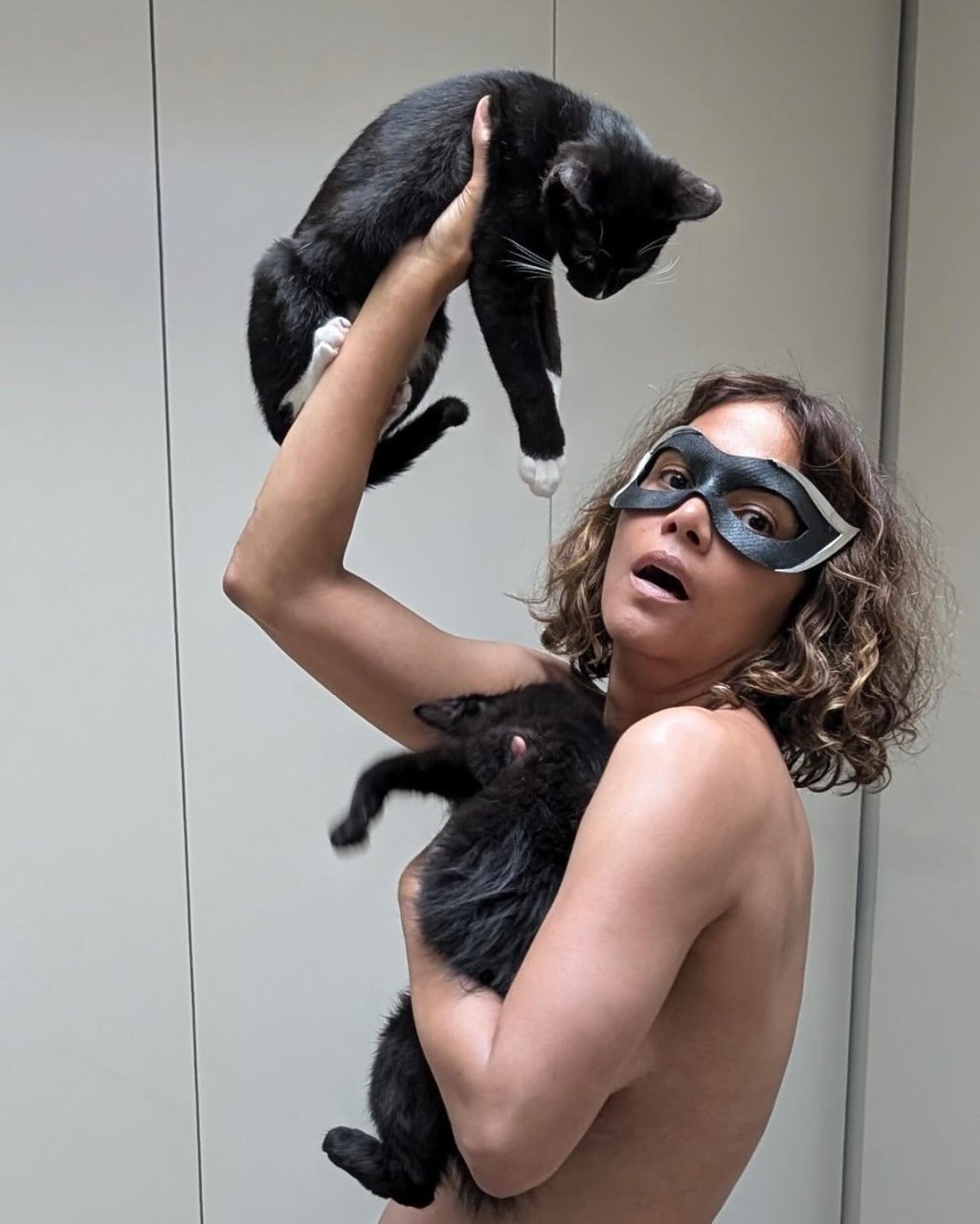 Halle Berry publie des photos sans le haut pour souligner les 20 ans du film Catwoman.