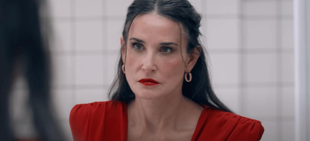 On a vu le nouveau film d'horreur de Demi Moore et on ne le conseille pas aux âmes sensibles!