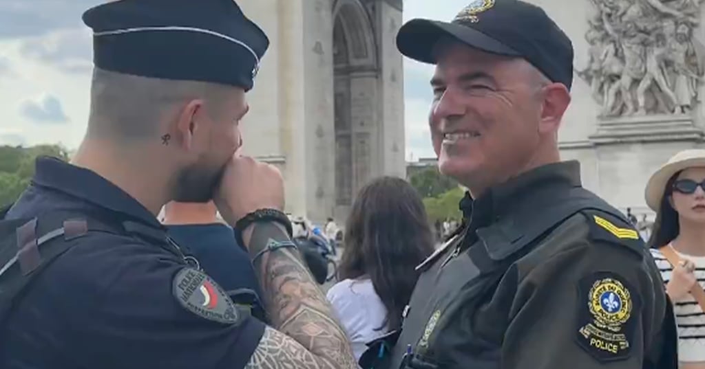 Voici pourquoi des vidéos d'agents de la SQ en uniforme à Paris circulent sur les réseaux sociaux.