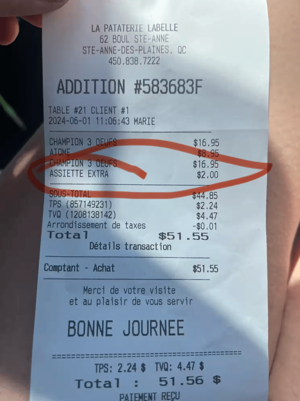 Une Québécoise se fait charger 2$ pour une assiette vide au restaurant.