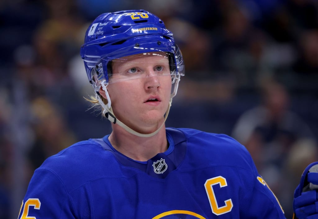 Rasmus Dahlin et Peyton Krebs se battent à l'entraînement