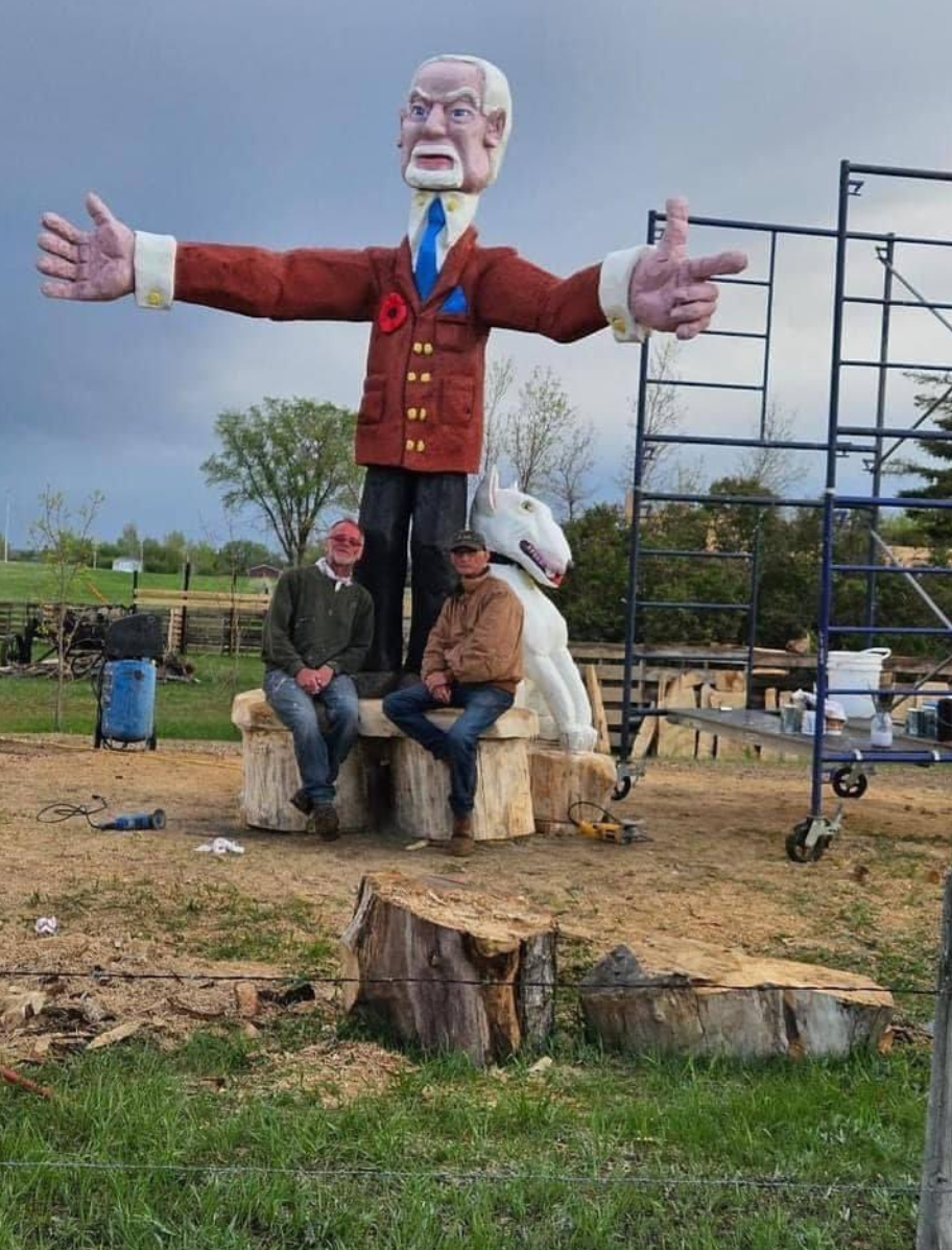 Un village de la Saskatchewan dévoile une statue de 15 pieds de Don Cherry