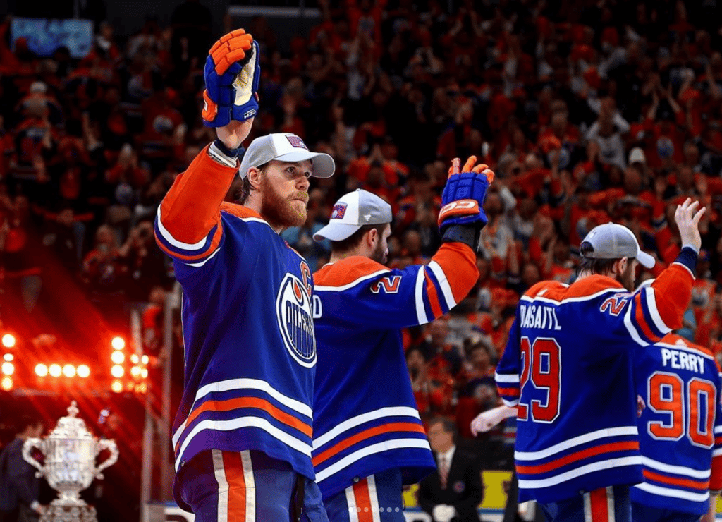 Connor McDavid sort et partage un message pour remercier les partisans des Oilers