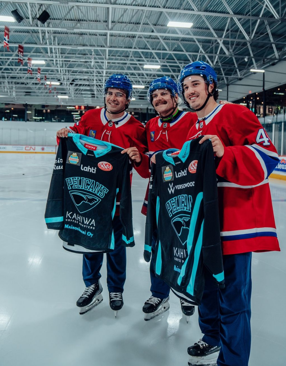 Valtteri Botas saute sur la glace avec des joueurs du Canadien