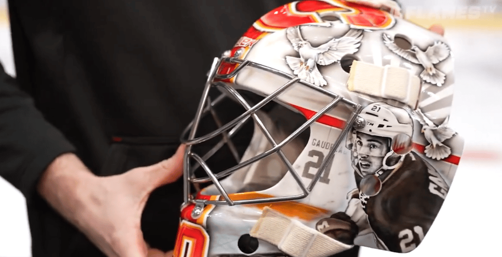 Dan Vladar rend hommage à son ancien coéquipier Johnny Gaudreau avec un magnifique masque sur mesure