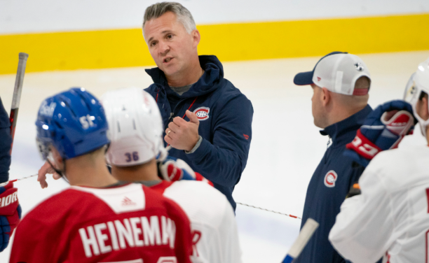 Martin St-Louis défie Juraj Slafkovsky devant les caméras