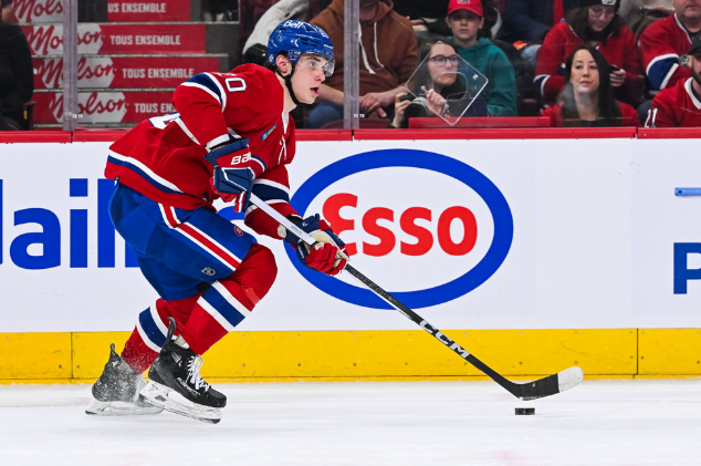 Juraj Slafkovsky réagit à Martin St-Louis qui l'a laissé sur le banc hier soir