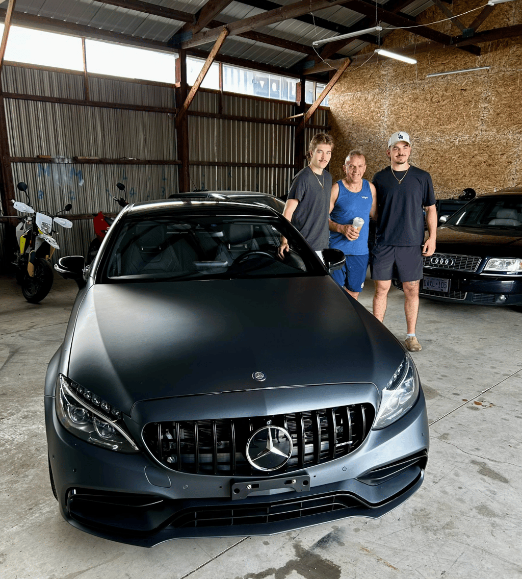 Arber et Florian Xhekaj surprennent leur père avec sa voiture de rêve