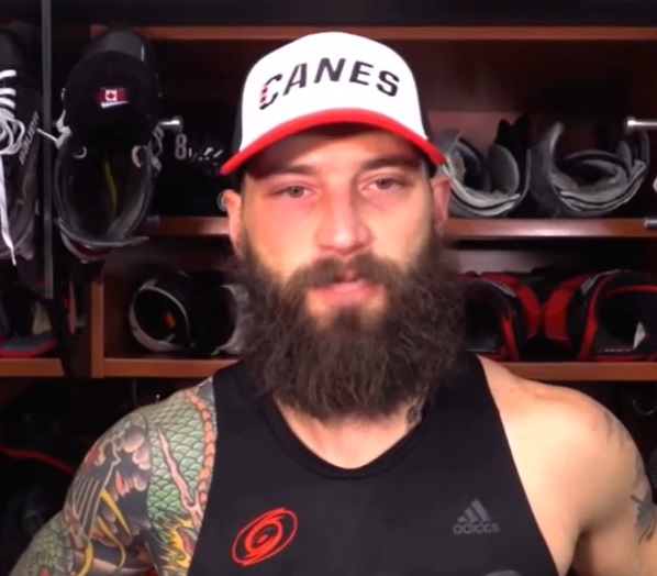 Brent Burns a demandé un lift à un inconnu pour commander 100 cheeseburgers au McDo