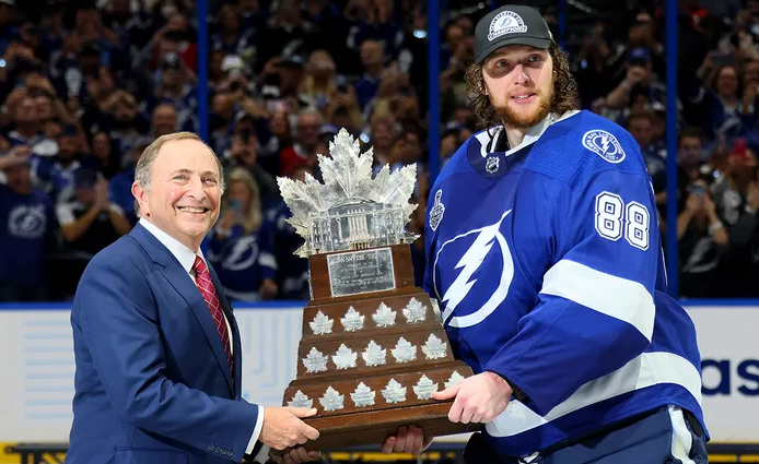 Andrei Vasilevskiy surpasse Jacques Plante et établit un nouveau record